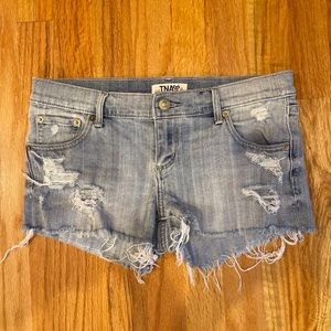 💜 5 for $25 or 3 for $18 TNA light wash denim cut off low rise shorts